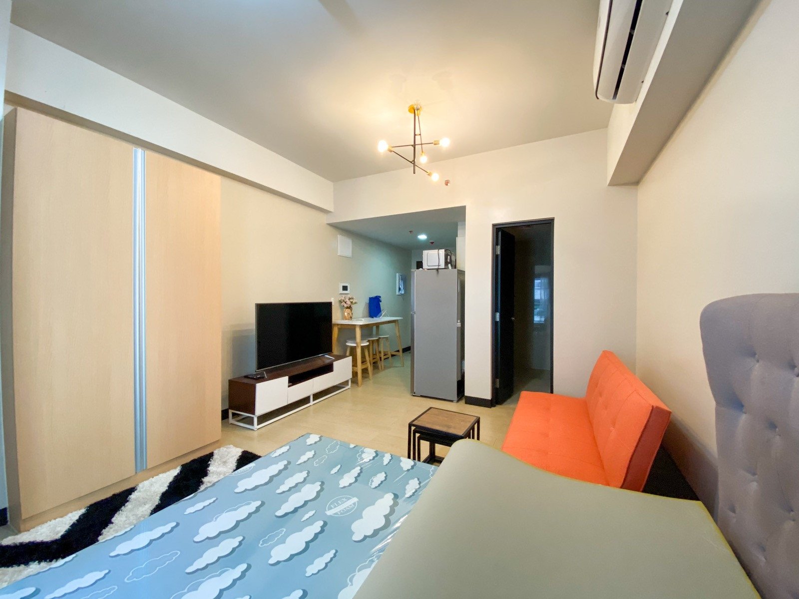 Studio in Salcedo Skysuites Salcedo Village Makati Condo for Rent Property ID: RT006