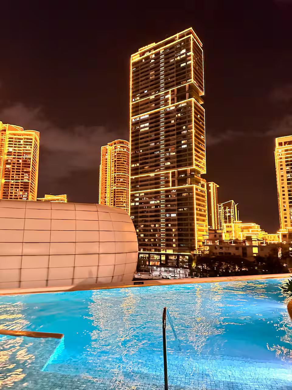 3911 - Novotel Acqua Near Poblacion Rockwell + Free Pool