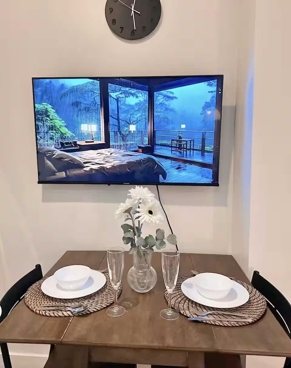 4210 - 1BR Acqua Near Poblacion Rockwell + Free Pool