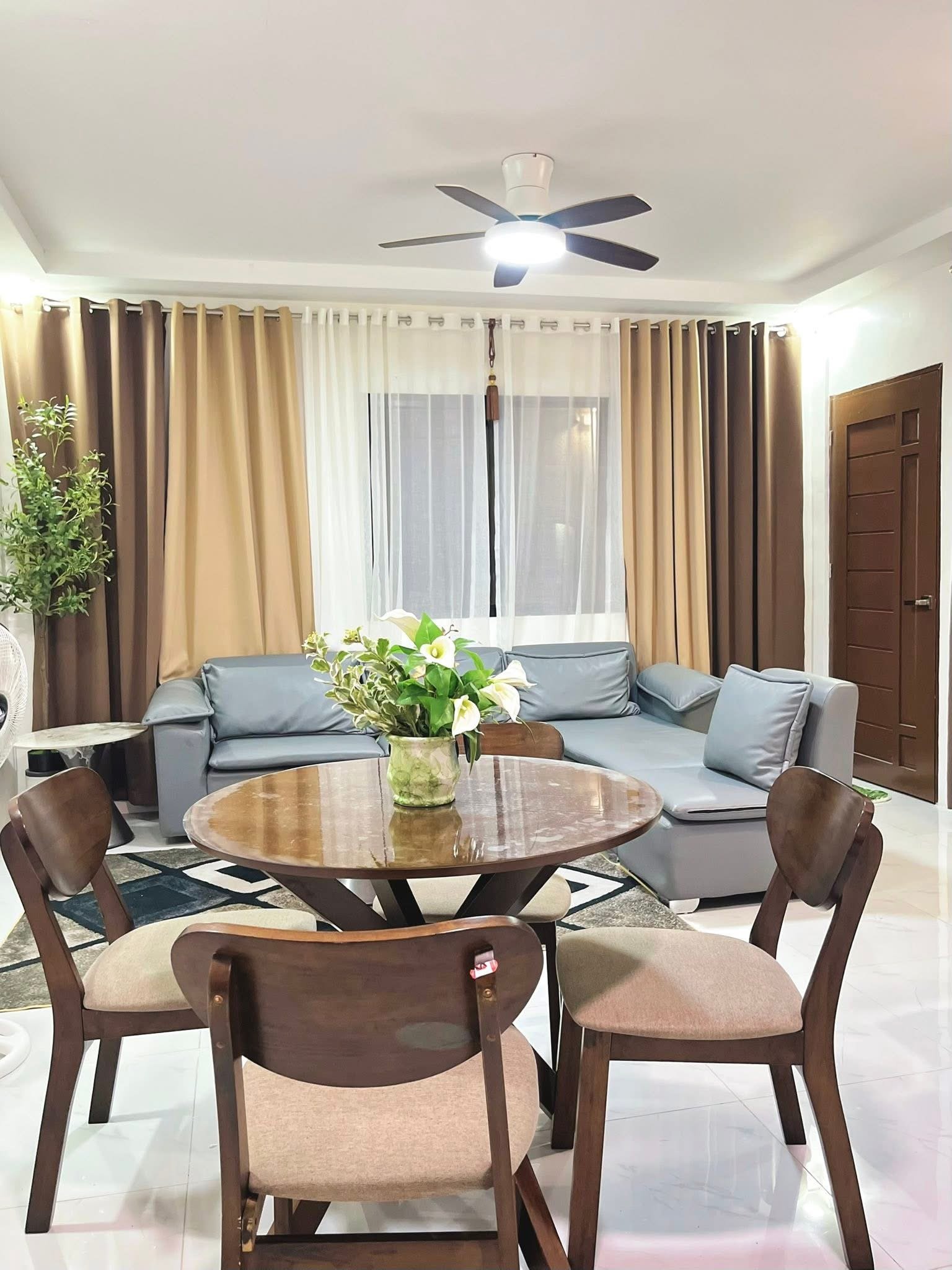 Los Glomos RestHub Unit B2