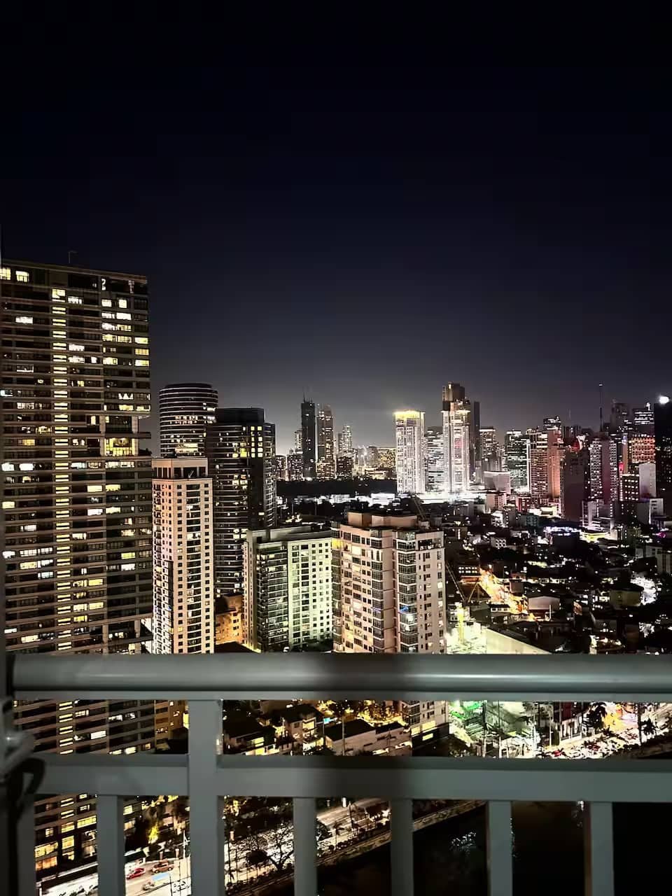 3415 - 1BR Acqua Near Poblacion Rockwell + Free Pool