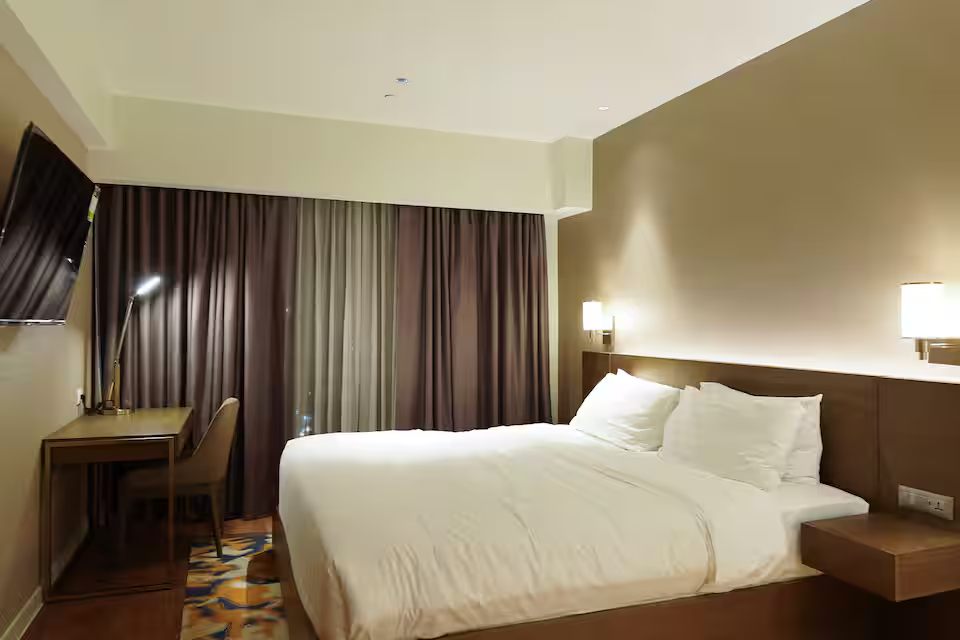 2707 - Hotel Acqua Resi Near Poblacion Makati Rockwell