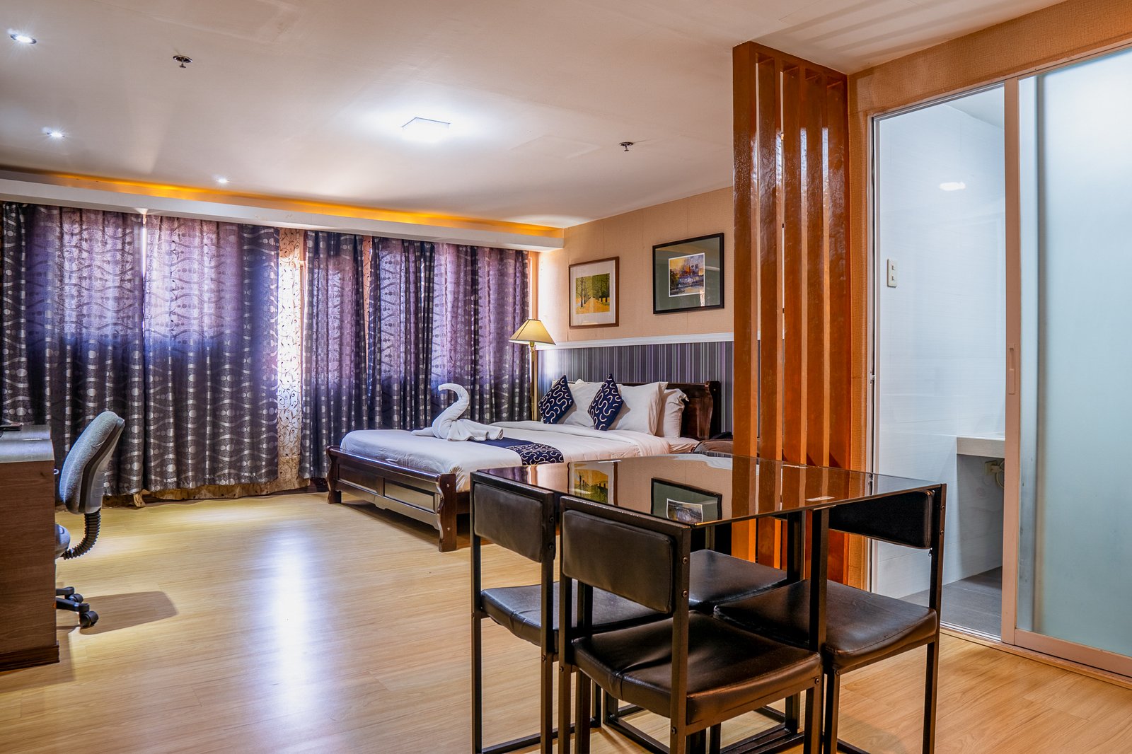 Executive Room Condo Apartment in Quezon City | Fast WiFi + Parking